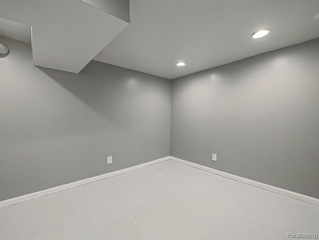 1283 Featherstone Road, Pontiac, MI 48342