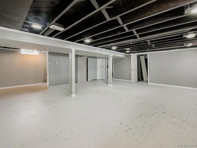 1283 Featherstone Road, Pontiac, MI 48342