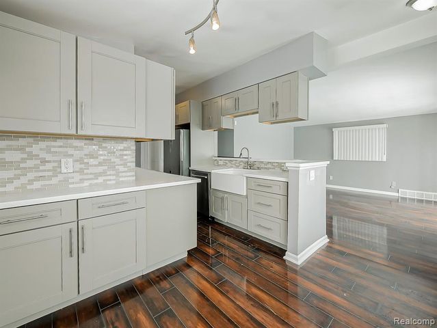 1283 Featherstone Road, Pontiac, MI 48342