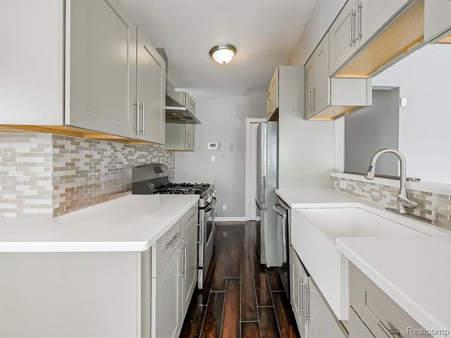 1283 Featherstone Road, Pontiac, MI 48342