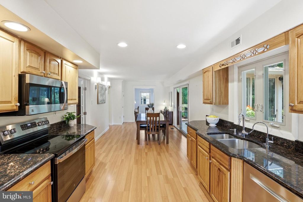 Image 18 of property listing at 1703 CROFTON PKWY, Crofton, MD 21114