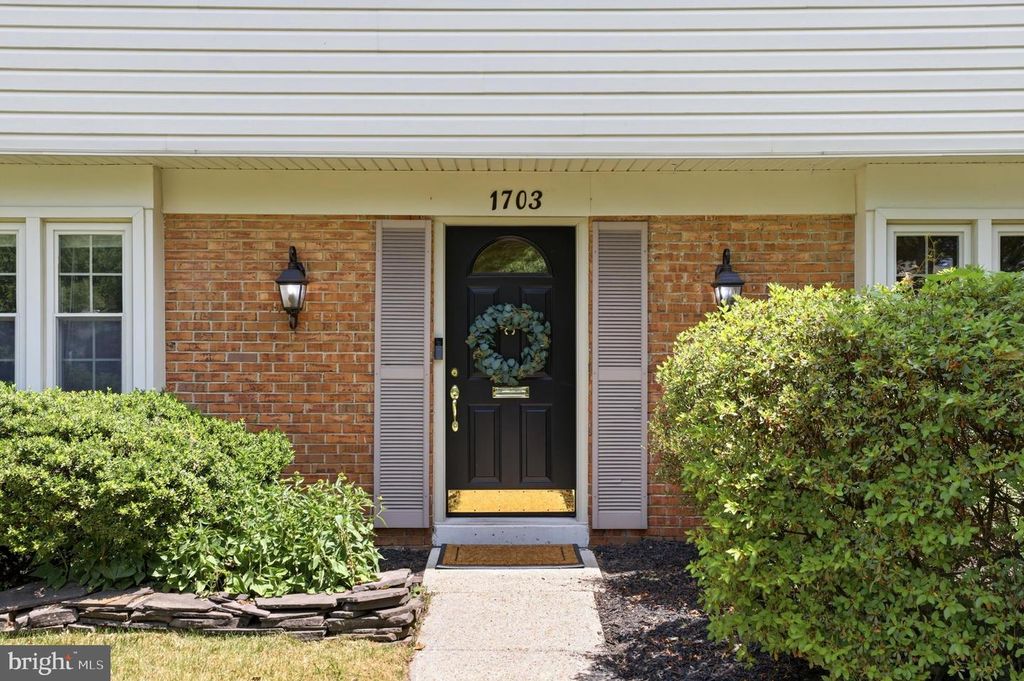 Image 2 of property listing at 1703 CROFTON PKWY, Crofton, MD 21114