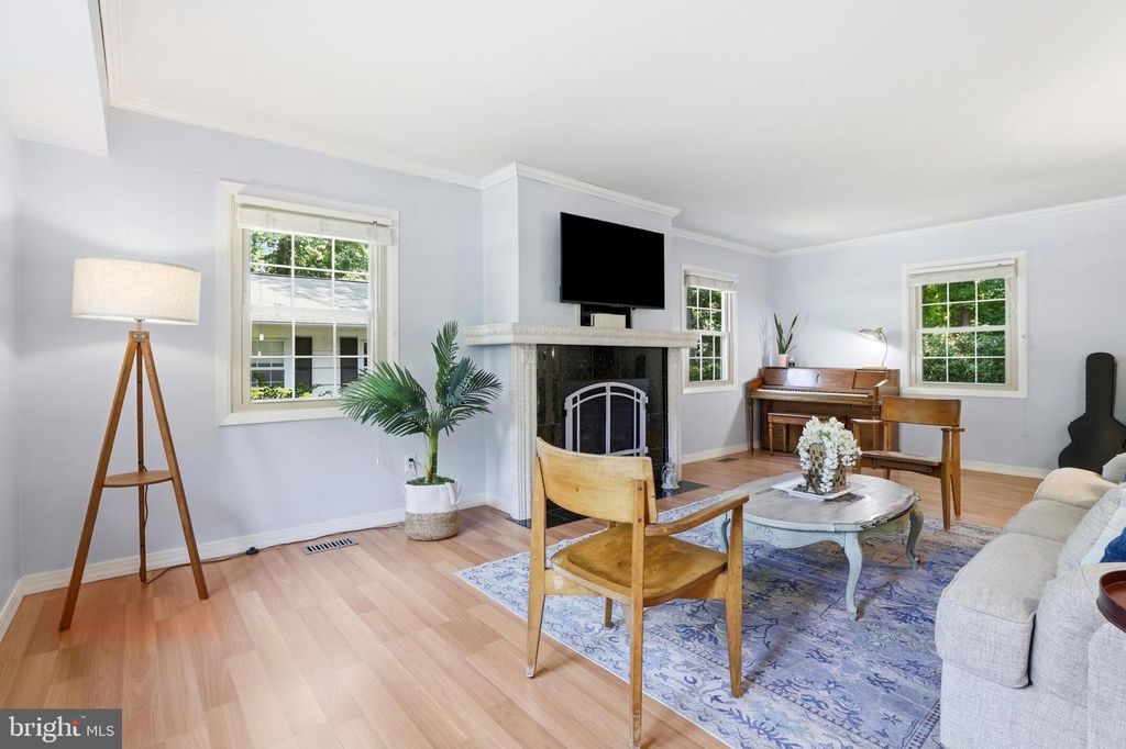 Image 3 of property listing at 1703 CROFTON PKWY, Crofton, MD 21114