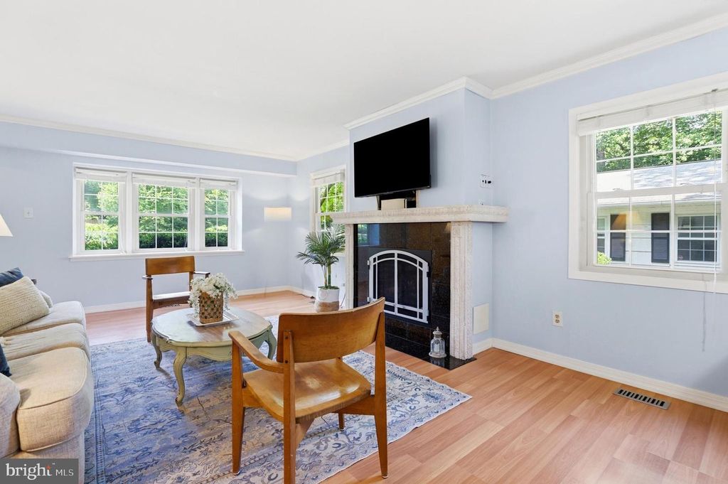 Image 7 of property listing at 1703 CROFTON PKWY, Crofton, MD 21114