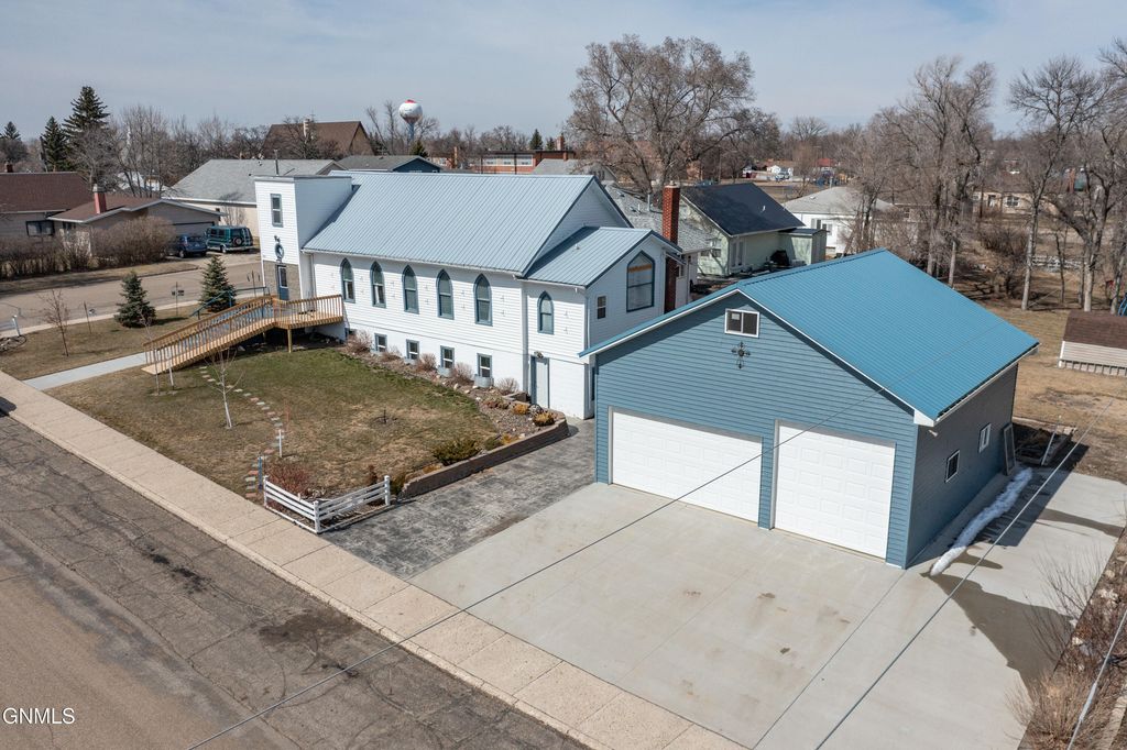 303 1st Avenue NE, Garrison, ND 58540