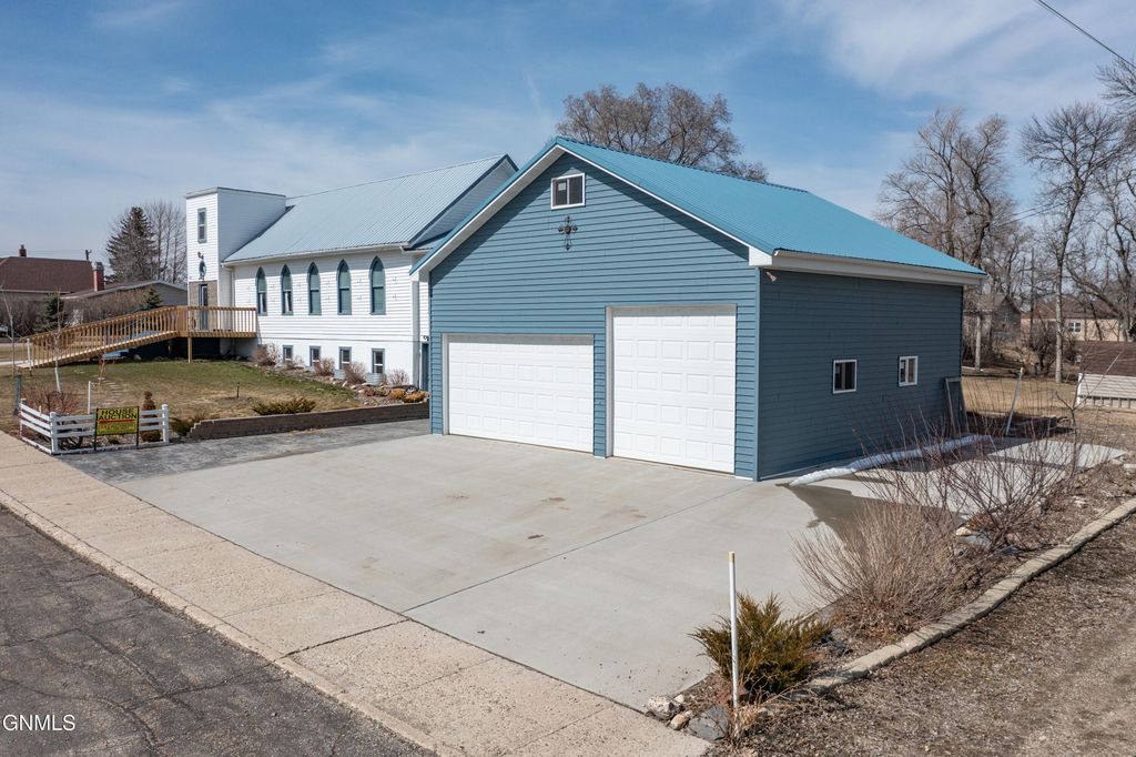 303 1st Avenue NE, Garrison, ND 58540 photo 2