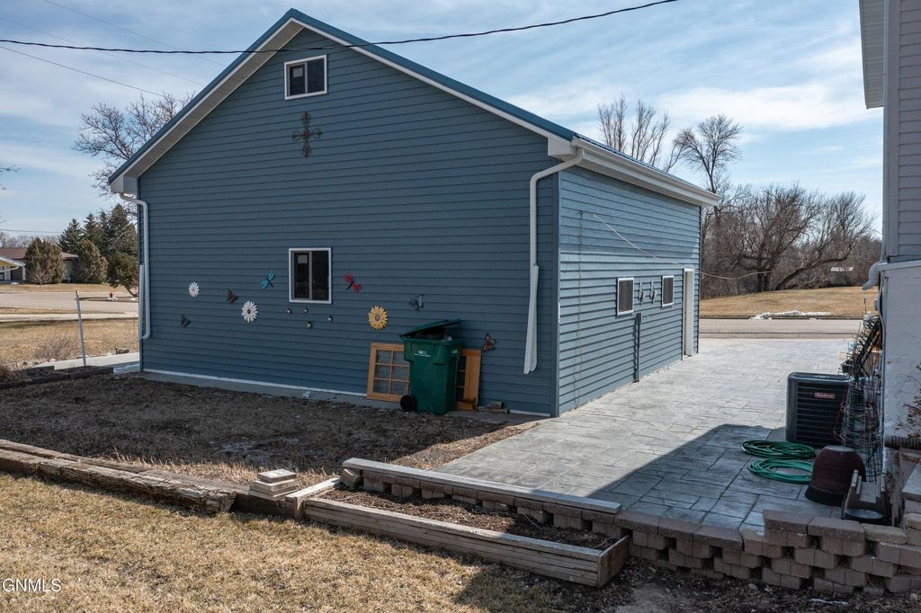 303 1st Avenue NE, Garrison, ND 58540 photo 32