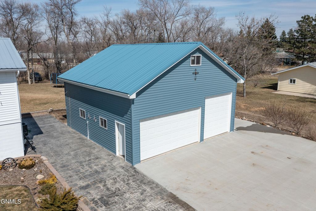 303 1st Avenue NE, Garrison, ND 58540 photo 33