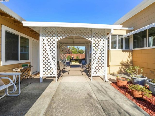 589 S M St, Livermore, CA 94550