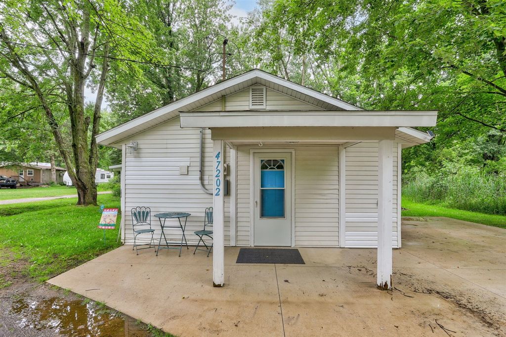 47202 N Sunset Circle, Bloomingdale, MI 49026