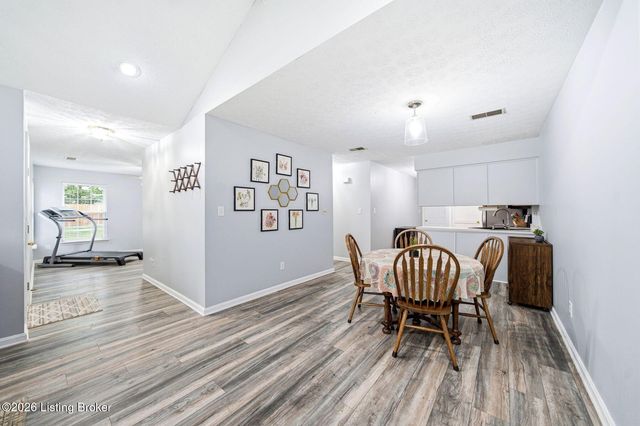 6100 Apple Creek Rd, Louisville, KY 40219