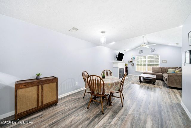 6100 Apple Creek Rd, Louisville, KY 40219