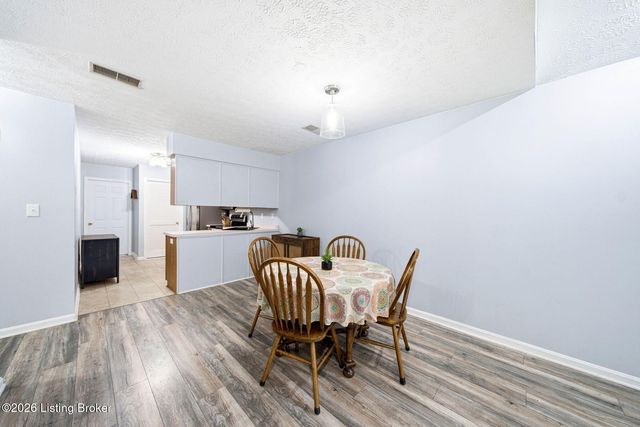 6100 Apple Creek Rd, Louisville, KY 40219