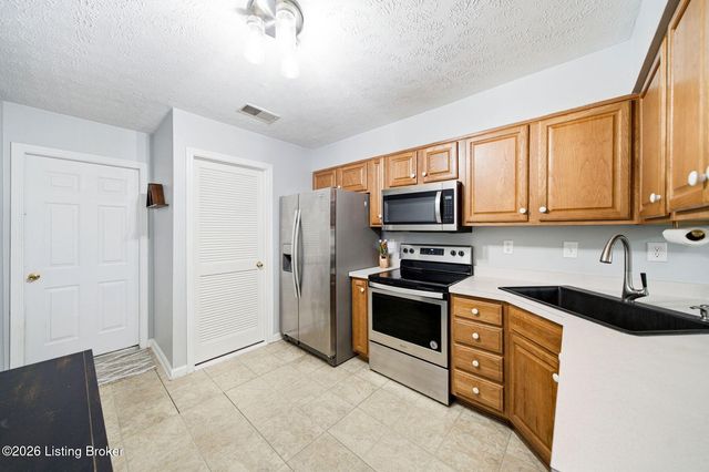 6100 Apple Creek Rd, Louisville, KY 40219