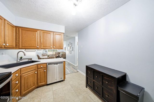 6100 Apple Creek Rd, Louisville, KY 40219