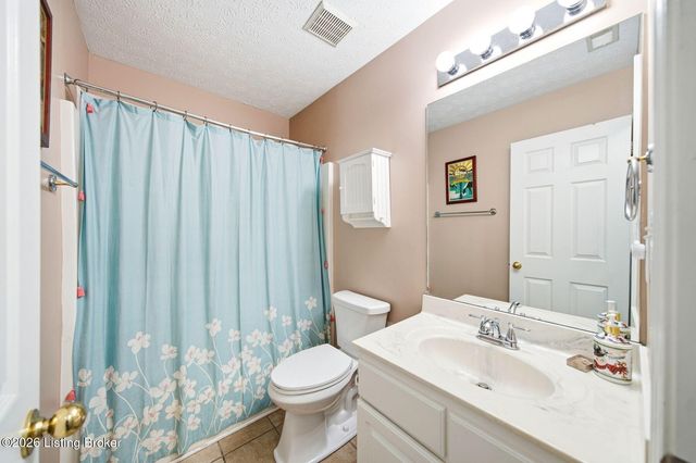 6100 Apple Creek Rd, Louisville, KY 40219