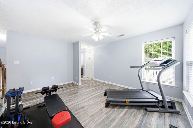 6100 Apple Creek Rd, Louisville, KY 40219