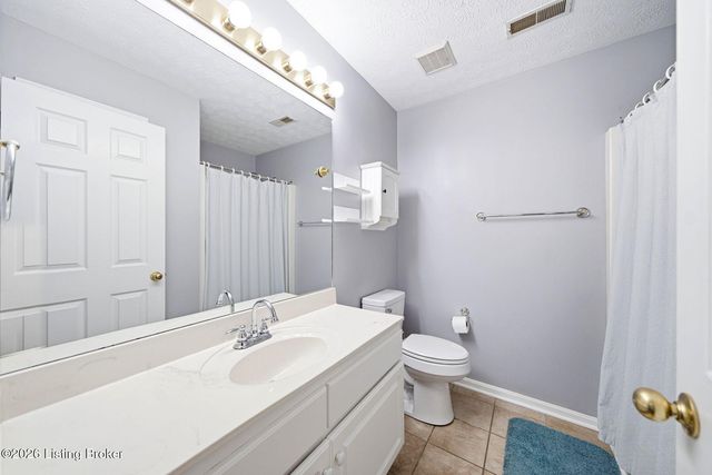 6100 Apple Creek Rd, Louisville, KY 40219