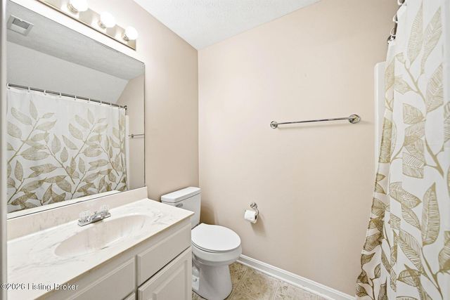 6100 Apple Creek Rd, Louisville, KY 40219