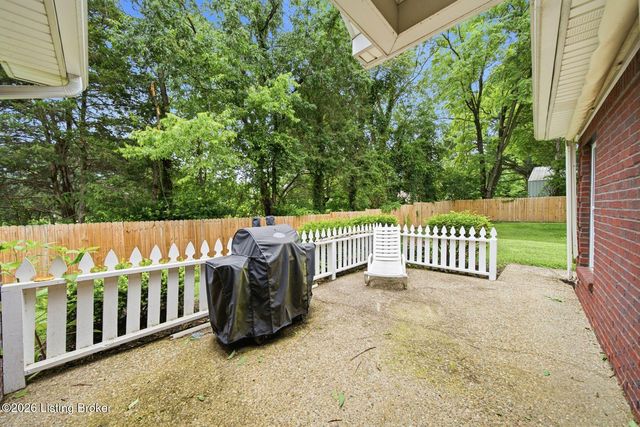 6100 Apple Creek Rd, Louisville, KY 40219