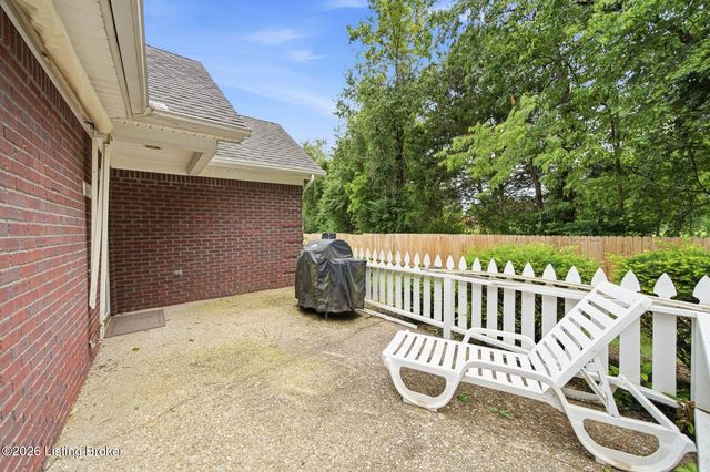 6100 Apple Creek Rd, Louisville, KY 40219