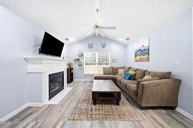 6100 Apple Creek Rd, Louisville, KY 40219