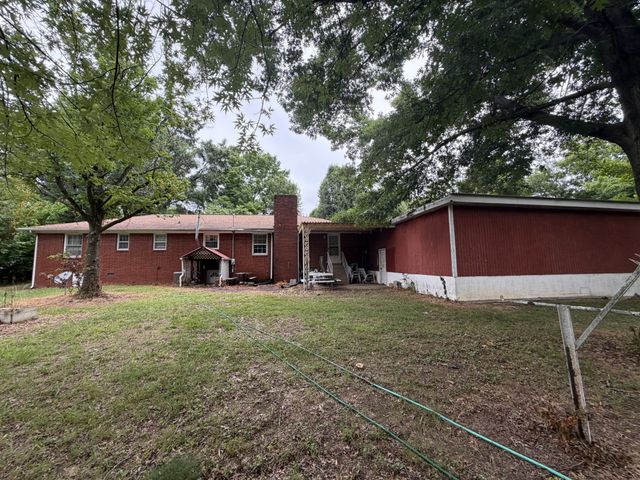 512 W Market St, Portland, TN 37148