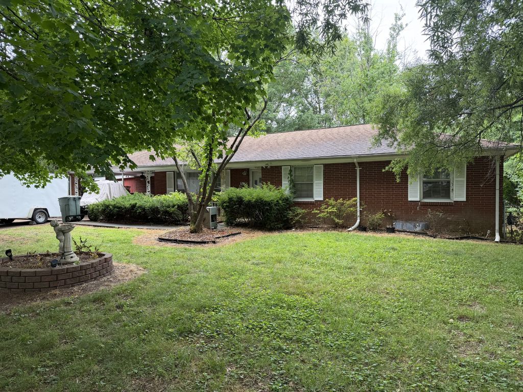 512 W Market St, Portland, TN 37148