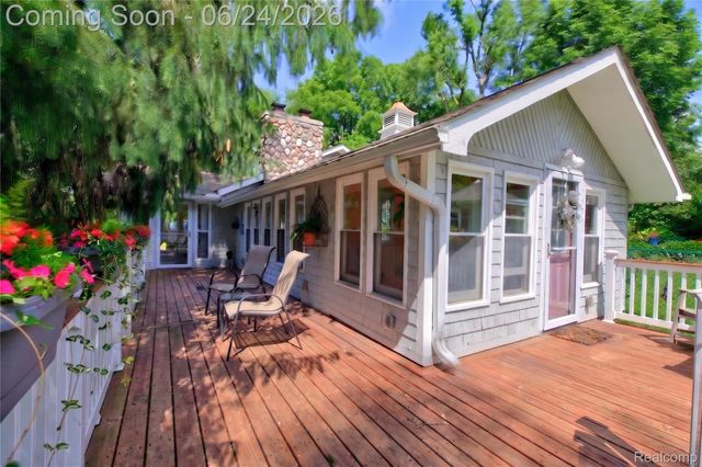 75 W Burdick Street, Oxford Village, MI 48371