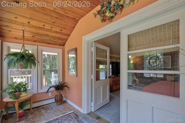75 W Burdick Street, Oxford Village, MI 48371
