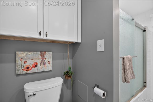 75 W Burdick Street, Oxford Village, MI 48371