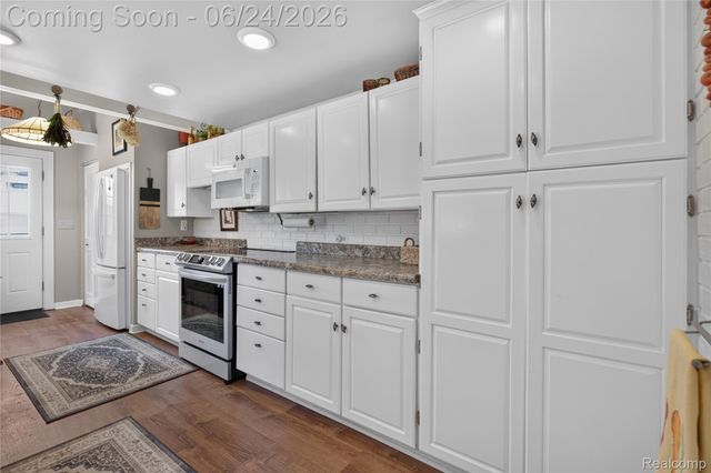 75 W Burdick Street, Oxford Village, MI 48371