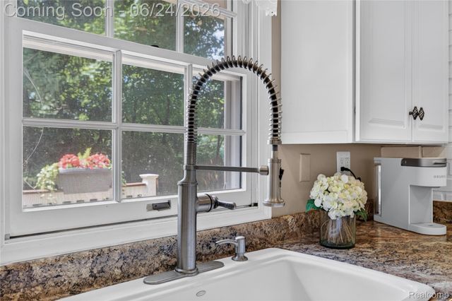 75 W Burdick Street, Oxford Village, MI 48371