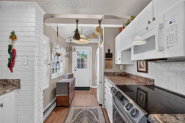 75 W Burdick Street, Oxford Village, MI 48371