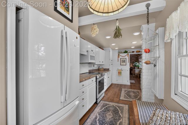 75 W Burdick Street, Oxford Village, MI 48371