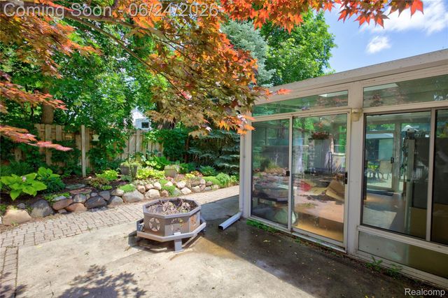 75 W Burdick Street, Oxford Village, MI 48371