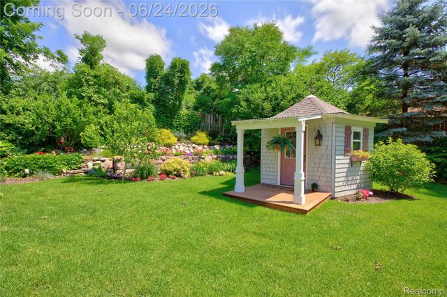 75 W Burdick Street, Oxford Village, MI 48371
