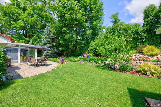 75 W Burdick Street, Oxford Village, MI 48371