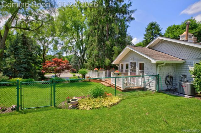 75 W Burdick Street, Oxford Village, MI 48371