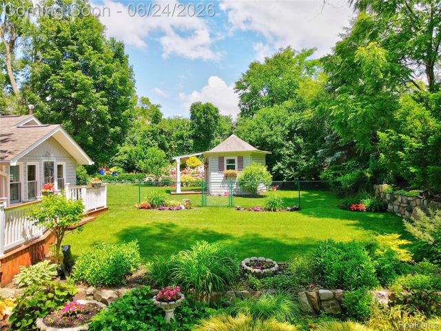 75 W Burdick Street, Oxford Village, MI 48371