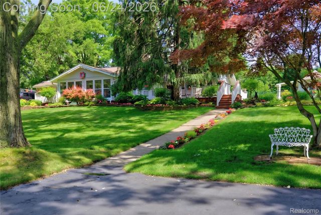 75 W Burdick Street, Oxford Village, MI 48371