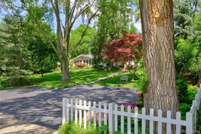 75 W Burdick Street, Oxford Village, MI 48371