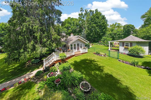 75 W Burdick Street, Oxford Village, MI 48371