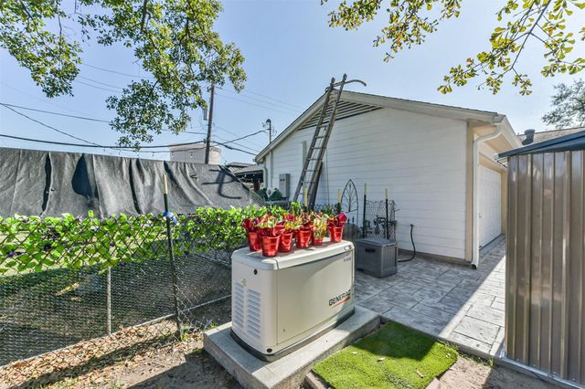 5002 Beechnut Street, Houston, TX 77096