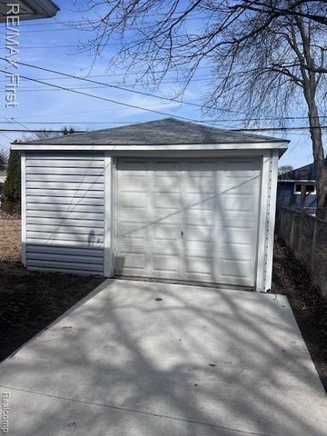 13 Mile Road, Saint Clair Shores, MI 48082