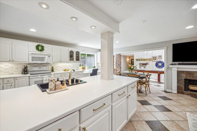 8956 Chatsworth Drive 8956, Houston, TX 77024