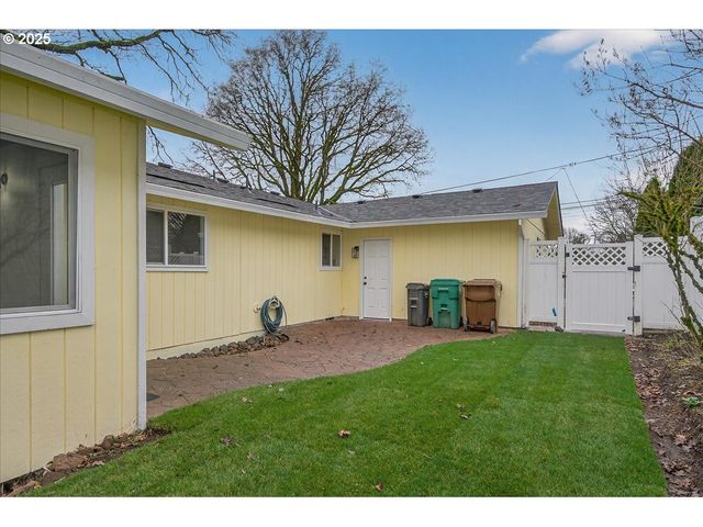 424 S 9TH St, St Helens, OR 97051