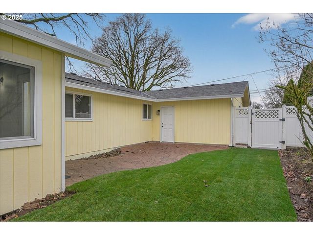 424 S 9TH St, St Helens, OR 97051
