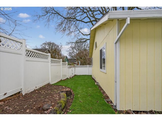 424 S 9TH St, St Helens, OR 97051