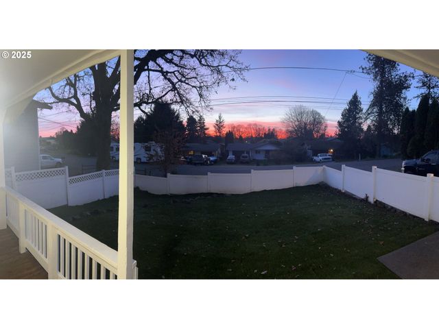 424 S 9TH St, St Helens, OR 97051